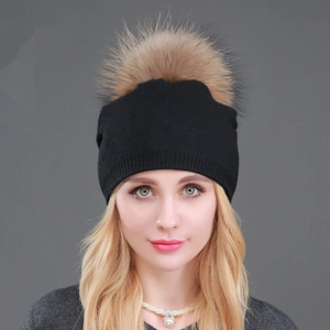 Elegante cappello invernale da donna in lana nera con un grande pompon in vera pelliccia
