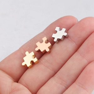 Perles puzzle en acier inoxydable poli en or, or rose et argent sur le bout des doigts