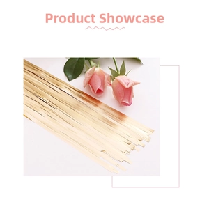 Dettaglio della tenda a frange dorate con rose rosa per fondale di decorazione festa