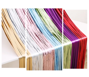 Dettaglio di tende a frange metalliche in oro, argento, oro rosa e vari colori blu
