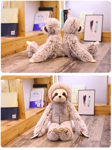Gros plan détaillé du paresseux en peluche montrant la texture réaliste de sa fourrure