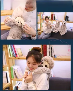 Peluche paresseux aux longs bras pour accrocher présentée dans un décor de maison doux