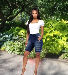 Detailansicht der dunkelblauen High-Waist-Jeansshorts mit Destroyed-Effekten für Damen