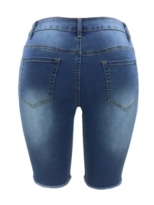 Rückansicht schmal geschnittener blauer Damen-Denim-Shorts mit Taschen und Rollsaum