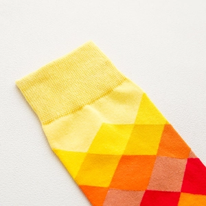 Bunte Argyle-Stricksocken mit gelb-orange-rotem Rautenmuster und gerippten Bündchen am Saum