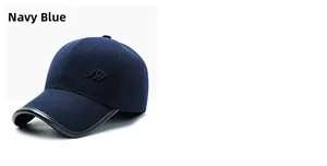 Dettaglio cappello in lana blu navy con bordo in pelle e logo ricamato
