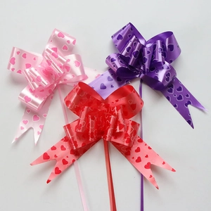 Drie decoratieve plastic strikken met hartjespatroon voor trouwauto's en geschenken