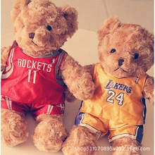 Primer plano de ositos de peluche con camisetas de baloncesto de los Rockets y Lakers