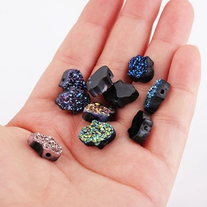 Perles main de Fatma en résine scintillante avec effet druzy coloré et trou de 1,8 mm