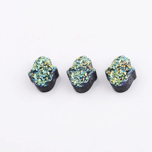 Vue détaillée de perles Hamsa en résine noire avec des paillettes irisées colorées