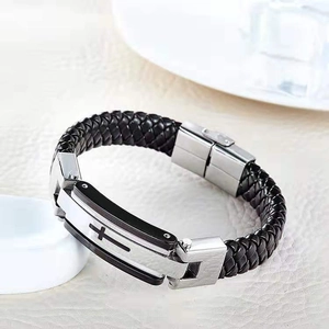 Bracciale da uomo in pelle intrecciata nera con ciondolo a croce in acciaio inox