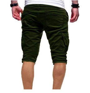 Detail van de olijfgroene cargo short met achterzakken en duurzaam canvas materiaal