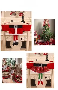 Détail des housses de chaise ceinture de Père Noël et jupe d'elfe pour déco de Noël