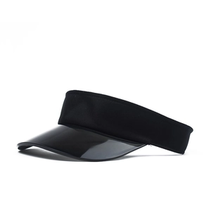 Détail d'une visière noire montrant le bord en PVC brillant et le bandeau en tissu