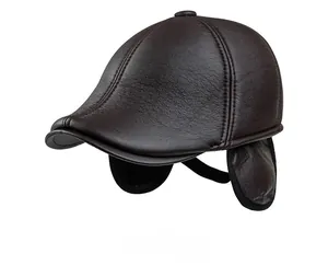 Détail du chapeau d'hiver en cuir marron foncé montrant les cache-oreilles et coutures