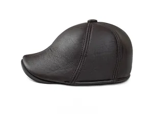 Détail de la casquette plate en cuir marron foncé avec texture grainée et coutures