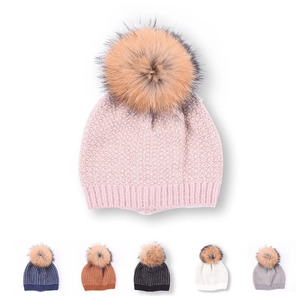 Berretto in maglia per bambini con grande pompon di pelliccia in vari colori invernali