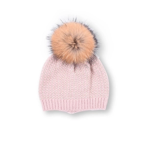 Dettaglio del berretto in maglia rosa per bambini con paillettes e pompon in vera pelliccia
