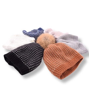 Berretti invernali in maglia per bambini con pompon di pelliccia e strass in vari colori