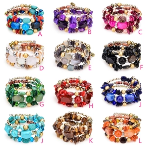 Vista de cuadrícula de pulseras bohemias multicapa con cuentas de turquesa y resina