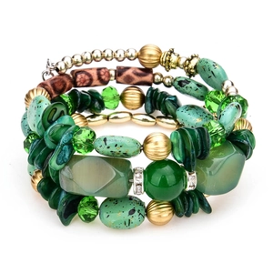 Vista detallada de la pulsera multicapa bohemia con cuentas turquesas y toques metálicos