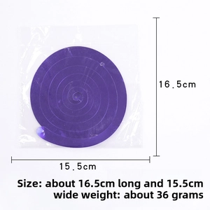 Détail d'une décoration de suspension spirale violette d'Halloween en PVC