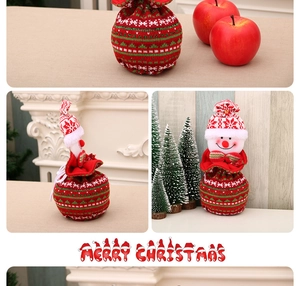 Détail du sac cadeau de Noël en tricot bonhomme de neige avec des motifs de fête