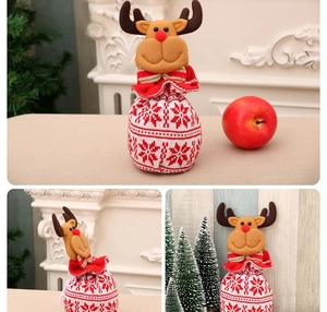 Détail du sac de Noël en tricot avec tête de renne en peluche 3D et cordon de serrage