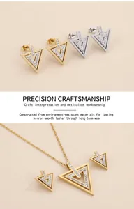 Vue détaillée d'une parure de bijoux géométriques triangles sertis de pierres brillantes