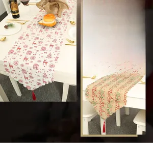 Detail eines Weihnachts-Tischläufers aus Leinen mit Noel-Elchmuster und roten Quasten