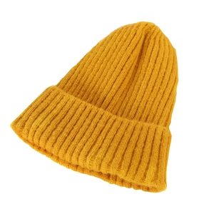 Winterwarme, gelbe Strickmütze für Damen mit dickem, geripptem Umschlagdesign
