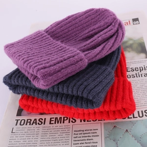 Dicke warme Strickmützen für Damen in Violett, Grau und Rot mit flauschiger Textur