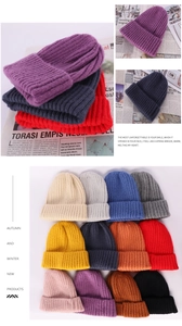 Detail von zwölf Farben dicker Strickmützen für den Winter mit weicher Textur