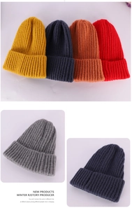 Detailansicht mehrfarbiger Strickmützen mit warmer Rippstruktur und dickem Umschlagdesign