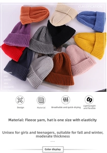 Flache Detailansicht einer bunten Kollektion texturierter Strickmützen in vielen Farben