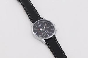 Detailansicht der Geneva Quarzuhr mit schwarzem Zifferblatt und Lederarmband mit Naht