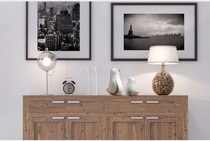 Detail von minimalistischen grünen Vogel-Keramikfiguren auf einem modernen Sideboard