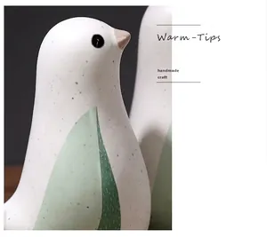 Detailaufnahme einer nordischen Keramikvogel-Figur mit handgemalten Punkten und Flügeln