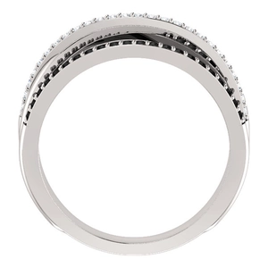Detailansicht des mehrlagigen Crossover-Rings mit kontrastierenden schwarzen und weißen Steinen