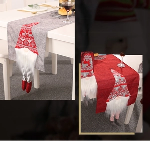 Détail du chemin de table de Noël en lin avec décorations de gnomes en relief