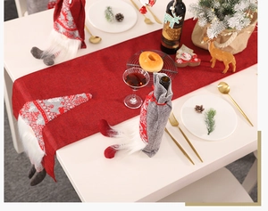 Chemin de table et cache-bouteille de Noël avec gnomes scandinaves en rouge et gris