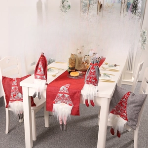 Décoration de table avec chemin de table de Noël rouge tricoté, motifs d'élans et de flocons