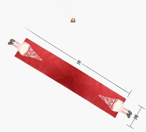 Dimensions détaillées du chemin de table de Noël rouge avec motifs de gnomes à jambes