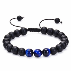 Détail du bracelet ajustable avec pierres noires mates et perles d'oeil de tigre bleues