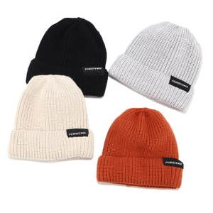 Gorros de punto en colores negro, blanco roto, gris claro y color caramelo
