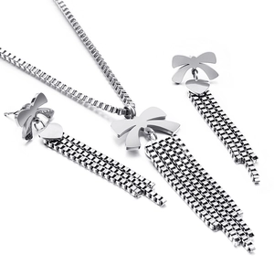 Elegante set con collana e orecchini a fiocco, cuore e lunghe nappe in argento