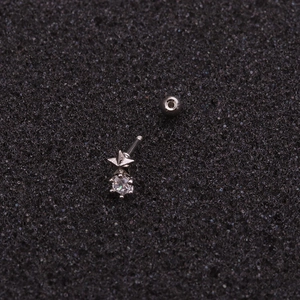 Mini orecchini a stella e zircone in acciaio inossidabile su schiuma nera
