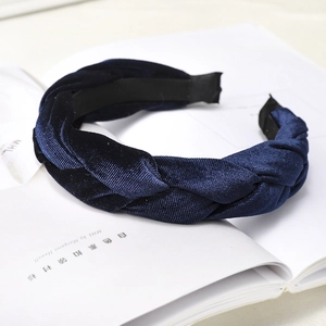 Serre-tête tressé en velours bleu marine pour femme avec design rétro élégant sur magazine