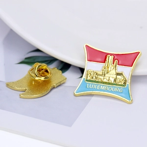 Broche Luxembourg dorée avec paysage urbain en émail et fermeture papillon au dos
