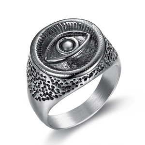 Bague vintage en acier inoxydable avec l'oeil d'Horus et texture argentée vieillie